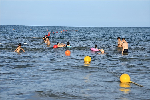 山东省日照市,海水浴场变成欢乐海洋,上万游客畅游大海打卡黄金海岸