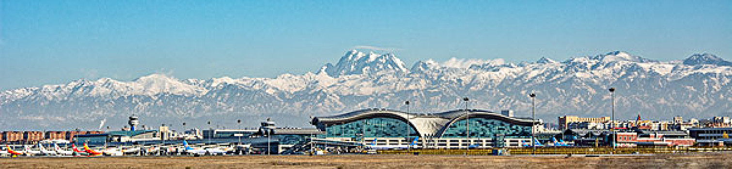 新疆乌鲁木齐地窝堡国际机场雪山背景