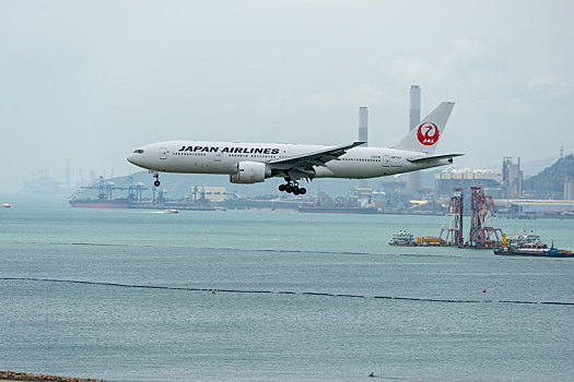 一架日本航空的客机正降落在香港国际机场