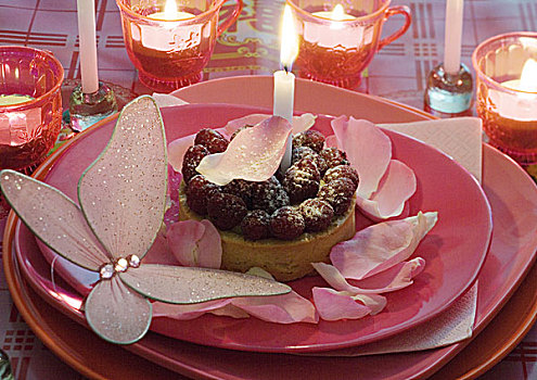 树莓,糕点,盘子,装饰,玫瑰花瓣,蜡烛