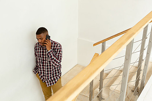 男人,交谈,手机,楼梯,舒适,家