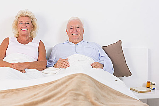 老年夫妇,躺着,床,微笑