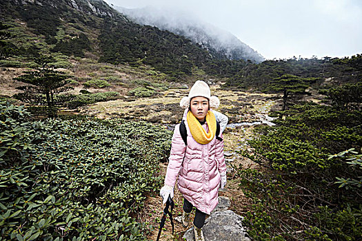 在高原湖泊上旅游