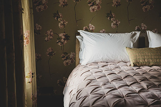 内景,卧室,帘,壁纸,花饰,苍白,粉色,被子,白色,枕头,双人床