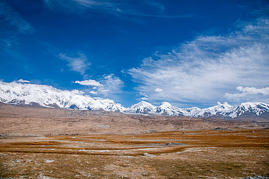 新疆帕米尔高原葱岭上的戈壁滩