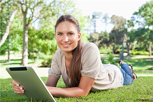 微笑,女人,平板电脑,躺着,草坪
