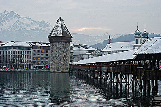 瑞士卢塞恩,又名琉森,罗伊斯河上有多年历史的卡贝尔桥和著名的八角形水塔