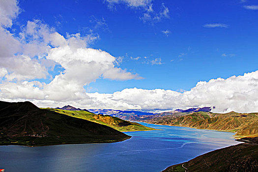 绿地山河流