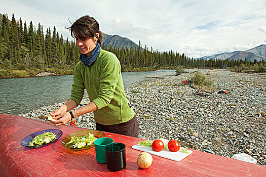 年轻,女人,烹调,切,蔬菜,准备,沙拉,独木舟,桌子,砾石,露营,风河,育空地区,加拿大