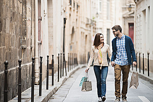情侣,走,狭窄,城市街道,购物袋