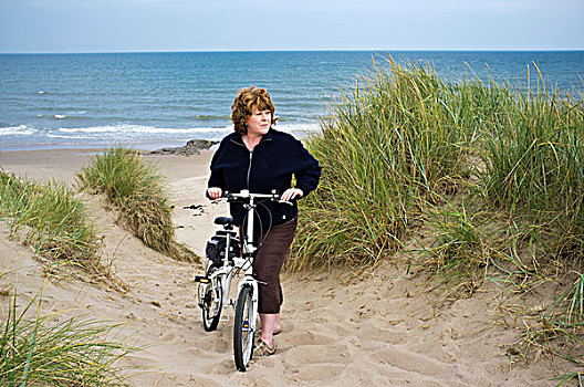 女人,自行车,沙子,水,诺森伯兰郡,英格兰