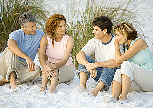 两个,夫妻,坐,海滩,交谈