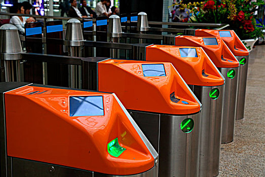 北京南站候车大厅的电子自动检票机