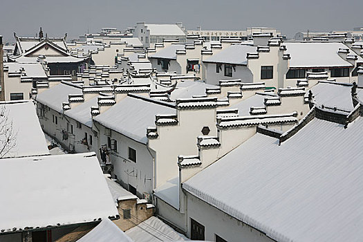 俯视安徽歙县雪中的民居