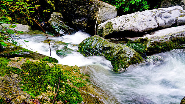 重庆酉阳,秋雨中山泉瀑布美乡村