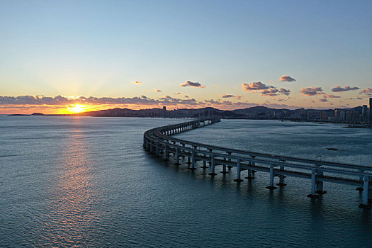 大桥海边落日夕阳