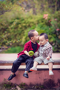 两个亚洲宝宝兄弟亲吻游戏