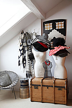 裁缝,人体模型,帽子,箱子,卧室,50多岁,椅子,海边,家,设计师,交易,肯特郡,英国