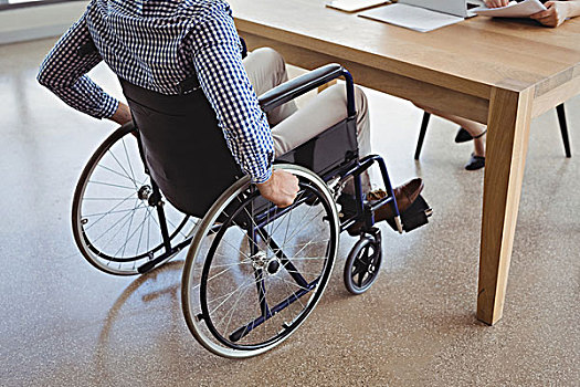 残障,管理人员,坐,轮椅,书桌,办公室