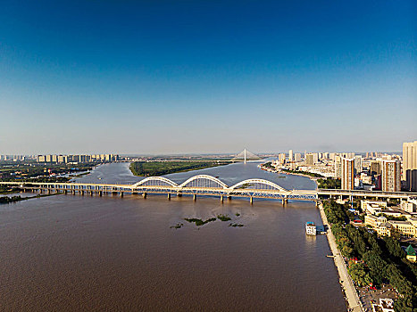 航拍松花江流经哈尔滨河段三座大桥,前滨洲铁路桥或老江桥,中高铁桥,远松浦大桥