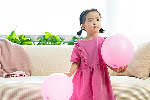 快乐的小女孩和气球