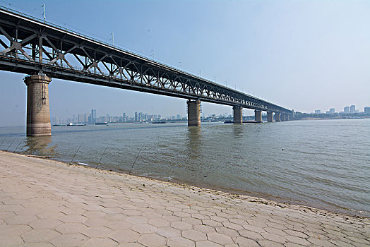 武汉长江大桥江滩