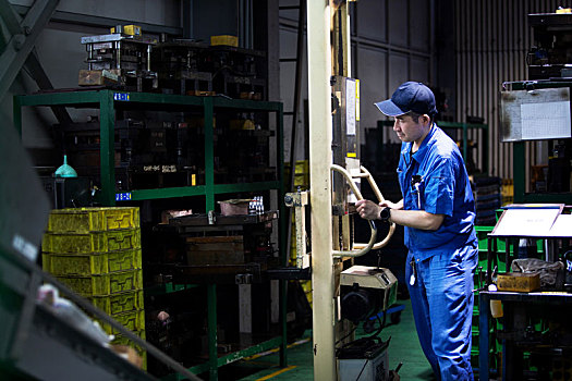 日本,男人,戴着,棒球帽,蓝色,站立,工厂,工作,机器