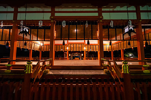 日本京都伏见稻荷大社外拜殿夜景