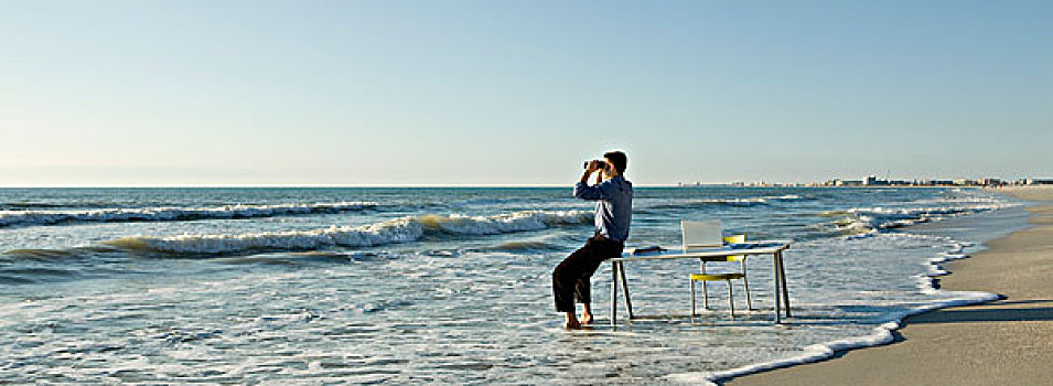商务人士,坐,书桌,海滩,看穿,双筒望远镜,海上