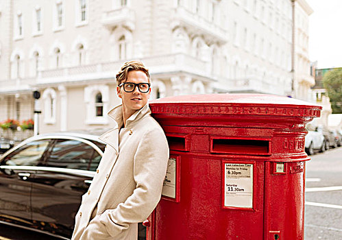 时髦,男青年,倚靠,红色,邮箱,伦敦,英格兰,英国