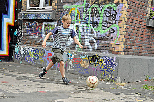男孩,玩,球,正面,涂鸦,墙壁,区域,北莱茵威斯特伐利亚,德国,欧洲