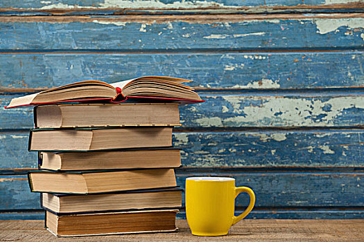 一堆,书本,咖啡杯,蓝色,木质背景