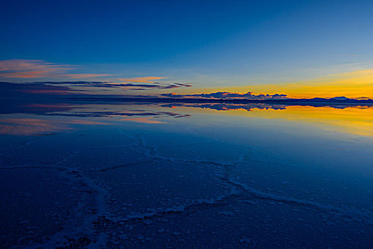玻利维亚乌尤尼盐湖日出