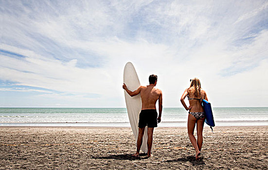 年轻,情侣,站立,海滩,拿着,冲浪板,趴板