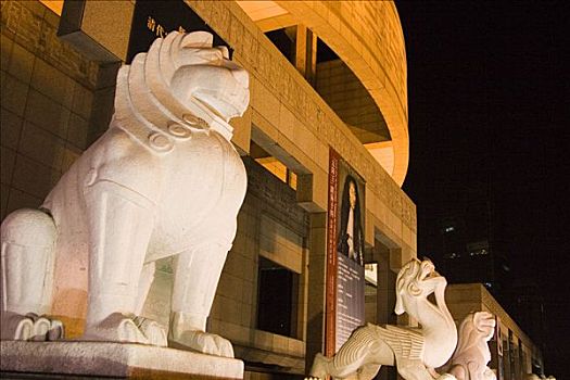 上海人民广场,上海博物馆前和石狮子