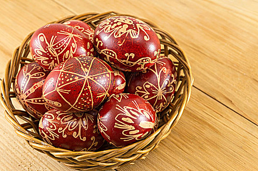 装在竹篮子里,红色,手绘复活节彩蛋