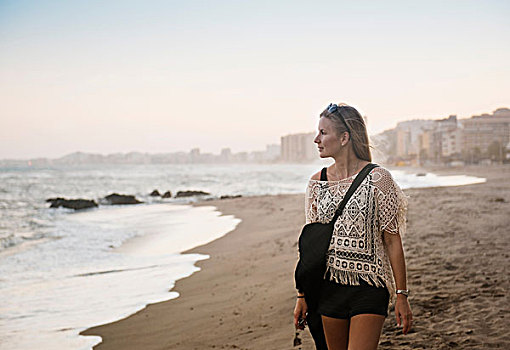 女人,走,海滩,芬吉罗拉,西班牙