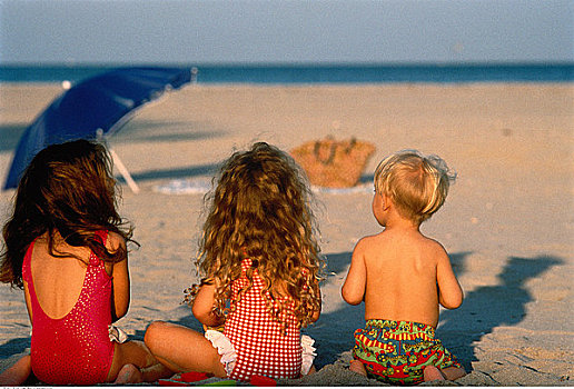 后视图,两个女孩,男孩,泳衣,坐,海滩