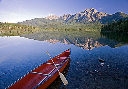红色,独木舟,岸边,金字塔,湖,碧玉国家公园,艾伯塔省,加拿大
