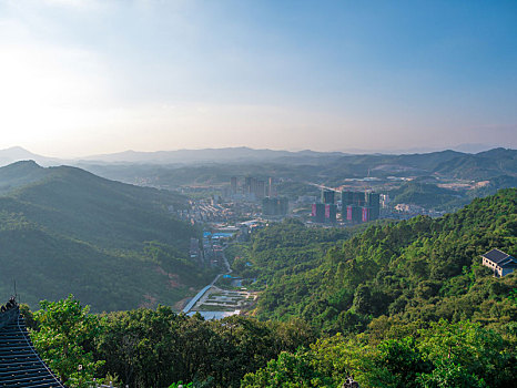 鸟瞰惠州市惠城区的山峰与城市建筑
