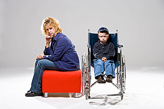 母亲,儿子,轮椅