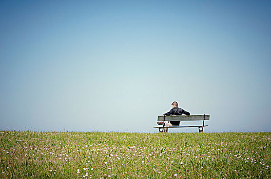 一个人,坐,长椅,草地,蓝天,后视图