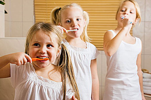 三个孩子,姐妹,刷,牙齿