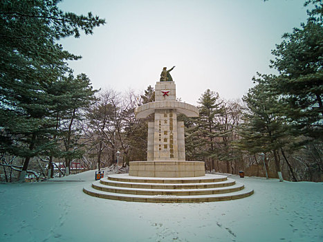 辽东解放纪念碑