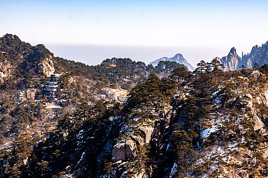 中国安徽黄山风景区,冬日雪后奇峰怪石林立,云雾飘渺宛若仙境