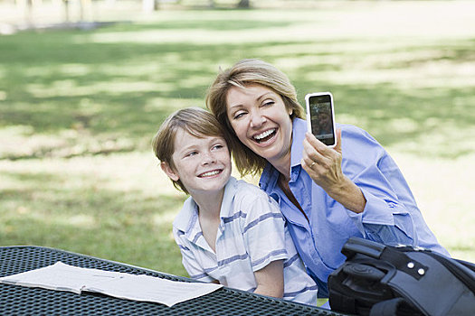 母亲,儿子,坐,公园,手机