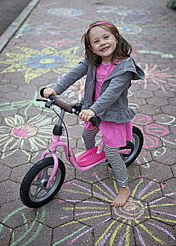 女孩,坐,走,自行车,街道,涂绘,粉笔,罗森海姆,巴伐利亚,德国,欧洲