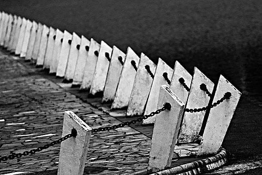 湖边的栏杆