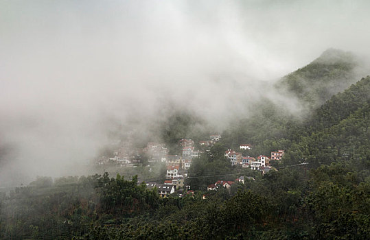 晨雾中的桐庐山村