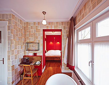 小,桌子,浴室,靠近,入口,卧室,鲜明,红墙